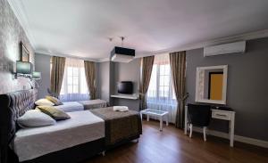 伊斯坦布尔伊斯坦布尔莱文特酒店的酒店客房设有两张床和电视。