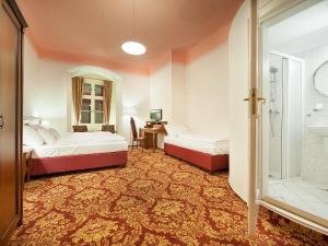 赫鲁巴斯卡拉卢巴斯卡拉伊萨美吉酒店的酒店客房带两张床和一间浴室