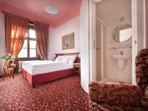 赫鲁巴斯卡拉卢巴斯卡拉伊萨美吉酒店的一间酒店客房 - 带一张床和一间浴室