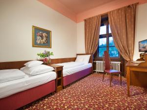 赫鲁巴斯卡拉卢巴斯卡拉伊萨美吉酒店的客房设有两张床、一张桌子和一把椅子。