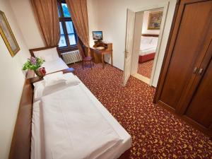 赫鲁巴斯卡拉卢巴斯卡拉伊萨美吉酒店的一间酒店客房,设有两张床和一扇门
