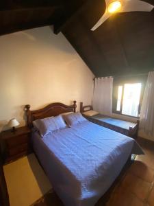 托雷斯Pousada Morada Da Prainha的一间卧室设有蓝色的床和窗户。