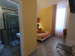 焦维纳佐Porto di mare b&b的一间卧室配有床、水槽和镜子