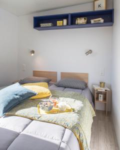 索姆河畔的圣瓦列里沃尔里克露营旅馆的一间卧室配有两张床,上面放着一个食物盘