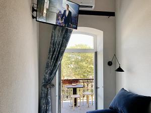 敖德萨Marinesko Apartments的客房设有窗户和墙上的电视。