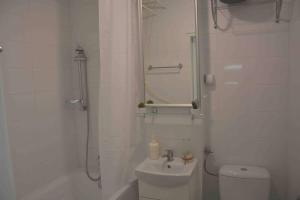 华沙OhMyHome - Park Mirowski Apartment的带淋浴、卫生间和盥洗盆的浴室