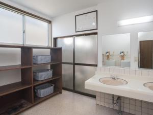 多贺城市Tabist Tagajonoyado Ito的一间带水槽和镜子的浴室