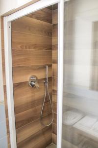 代森扎诺-德尔加达Garda Fantasy Apartment - JACUZZI的带淋浴的浴室(带木墙)