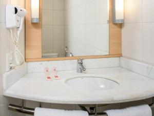 贝伦贝伦机场酒店宜必思酒店的一间带水槽和镜子的浴室