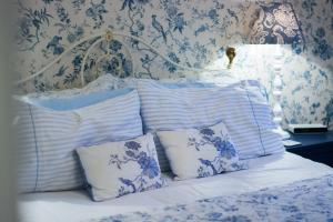 滨海韦斯顿比奇兰斯酒店的一张带蓝色和白色枕头的床