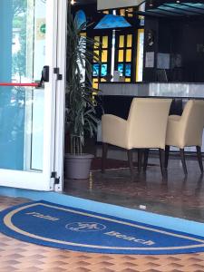 利多迪耶索罗棕榈滩酒店的大堂设有两把椅子、一张桌子和地毯