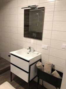 马里博尔Apartment Šelih的白色的浴室设有水槽和镜子