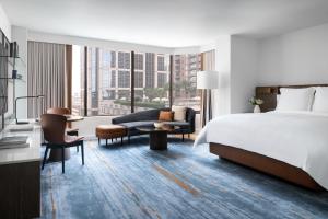 休斯顿休斯顿四季酒店的酒店客房设有一张床和一个大窗户