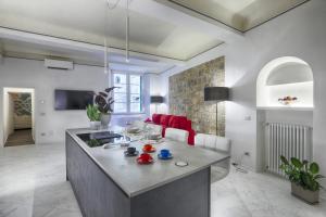 锡耶纳Dimora storica - Palazzo del Taja的客厅里的厨房设有大岛