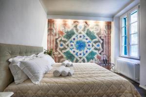 锡耶纳Dimora storica - Palazzo del Taja的一间卧室,床上放着两只动物