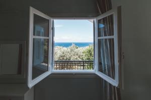 圣尼古拉奥斯Fexulis Studios & Suites的享有海景的开放式窗户