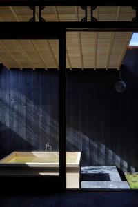 桑名市MARUYO HOTEL的带浴缸和盥洗盆的浴室