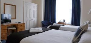 普雷斯顿阿什伍德酒店的酒店客房设有两张床和电视。
