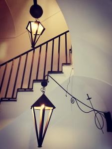 那不勒斯白鹭酒店的楼梯旁挂着两盏灯