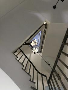 那不勒斯白鹭酒店的窗户上贴着人标签的楼梯间