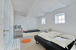 JelsPension Slotsgaarden jels的白色卧室配有床和书桌
