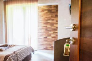 大格拉迪什泰ATOS Srebrno jezero - Villa and Restaurant的卧室内带钥匙的门,卧室配有一张床
