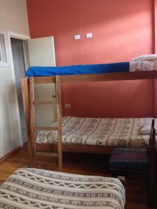 昆卡El Cafecito Hostel Cuenca的配有床垫的客房内的2张双层床