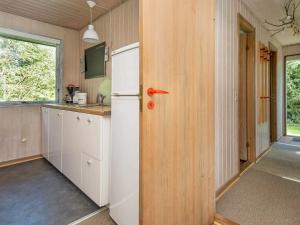 博利尔马克6 person holiday home in R m的厨房配有白色冰箱和窗户。