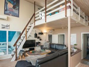 埃贝尔托夫特10 person holiday home in Ebeltoft的带沙发和高架床的客厅