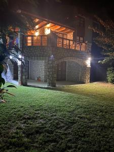 阿拉霍瓦Arachova Vip smart chalet-Villa Eva 1的夜晚的房子,前面有草坪