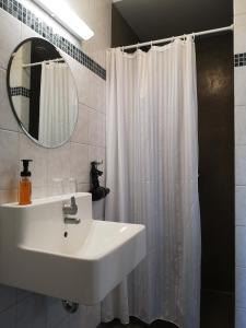 维克维克普费因酒店的浴室设有白色水槽和镜子
