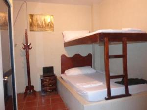 Jaramijó杰拉米索尔奥拓旅馆的一间客房内配有两张双层床的房间