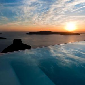 易莫洛林Kapari Natural Resort的享有大海和日落美景的游泳池
