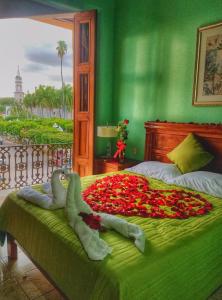 埃尔富埃尔特Hotel Santa Elena的绿色卧室,配有鲜花盛开的床