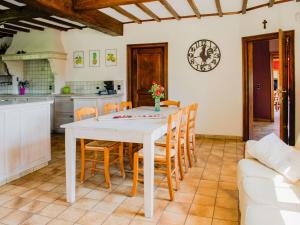 比埃夫勒Appealing villa in Bi vre with garden的厨房以及带白色桌椅的用餐室。