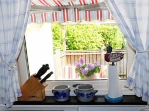 赫尔湾3 person holiday home in H LLVIKEN的一个带窗户和刀的厨房台面