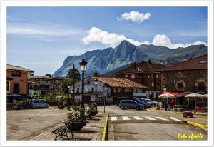 GibajaApto Valle Encantado, vistas preciosas en urbanización con piscina的山地背景的城镇