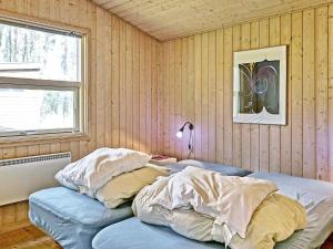 维斯特索马肯6 person holiday home in Aakirkeby的一间卧室设有两张床和窗户。