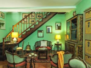 西尼加利亚Belvilla by OYO Monti的客厅设有楼梯和绿色的墙壁