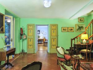 西尼加利亚Belvilla by OYO Monti的客厅设有绿色的墙壁和椅子