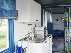 斯泰农松德One-Bedroom Holiday home in Stenungsund的厨房设有水槽和窗户。