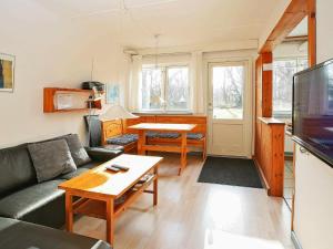 斯瓦讷克Two-Bedroom Holiday home in Svaneke 4的客厅配有沙发和桌子