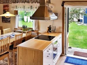 Bräcketorp7 person holiday home in Speker d的厨房以及带桌子和水槽的用餐室