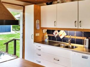 Bräcketorp7 person holiday home in Speker d的厨房配有白色橱柜和水槽