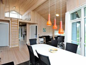 法贾德嘉德8 person holiday home in Ulfborg的办公室配有桌椅和橙色灯