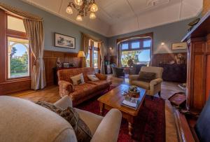 奥玛鲁山顶奢华庄园的客厅配有沙发和桌子
