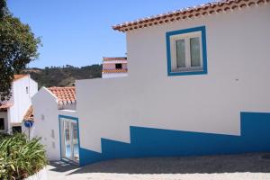 奥德赛克斯Sudoeste Guest House的蓝色的白色房子,设有蓝色的门