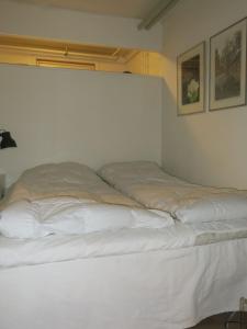 哥本哈根ApartmentInCopenhagen Apartment 1316的白色床单间的一张床