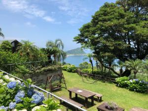 宫崎小花园旅馆的一个带长凳的公园,享有水景