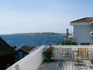 Hälleviksstrand6 person holiday home in H LLEVIKSSTRAND的阳台配有椅子,享有水景